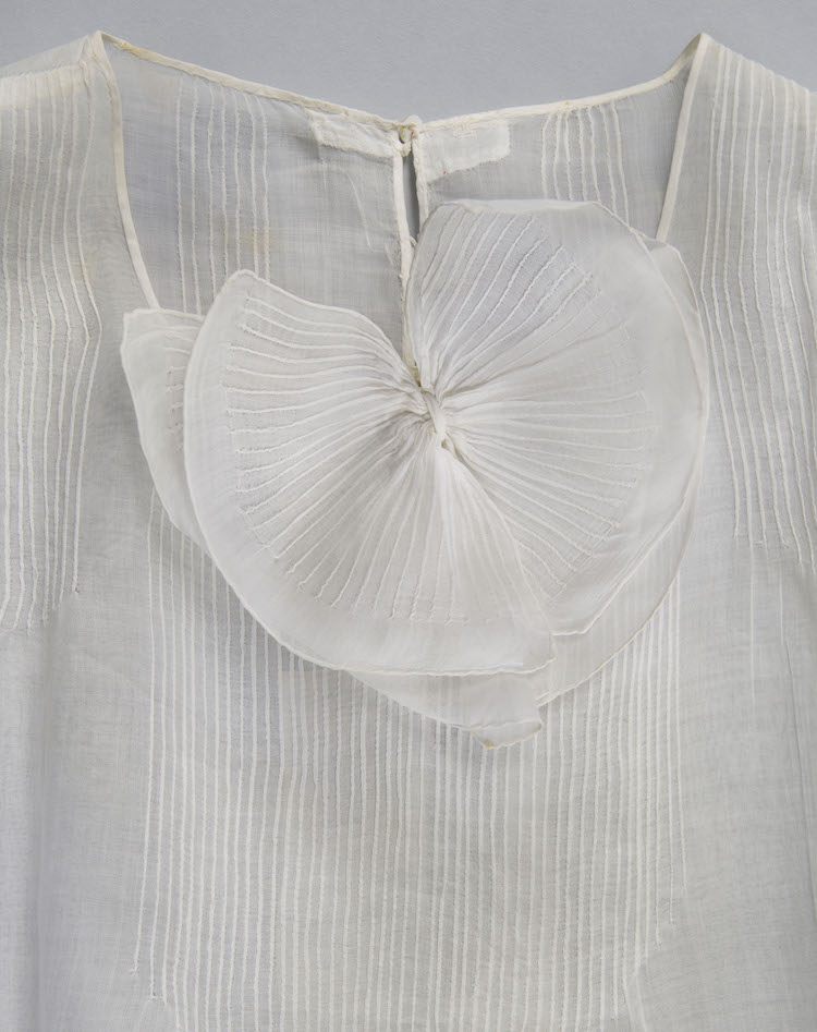 Attributed to Georgia O’Keeffe. Blouse (detail), circa early to mid- 1930s. White linen. Georgia O’Keeffe Museum, Gift of Juan and Anna Marie Hamilton, 2000.03.0248. (Photo © Georgia O’Keeffe Museum)